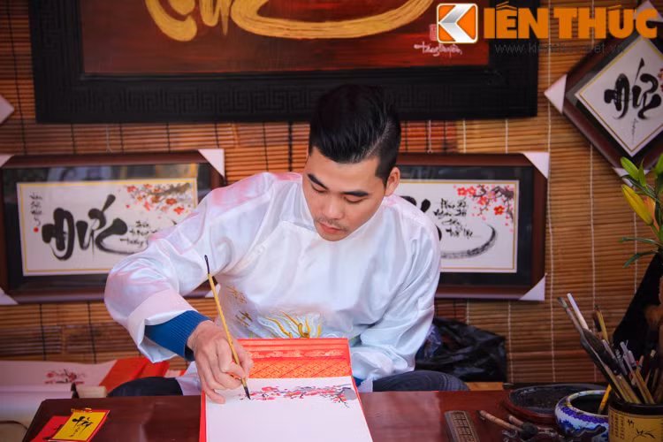 Rất nhiều bạn trẻ cũng tới phố "ông đồ" để học tập, giao lưu với các bậc tiền bối trong nghệ thuật thư pháp.