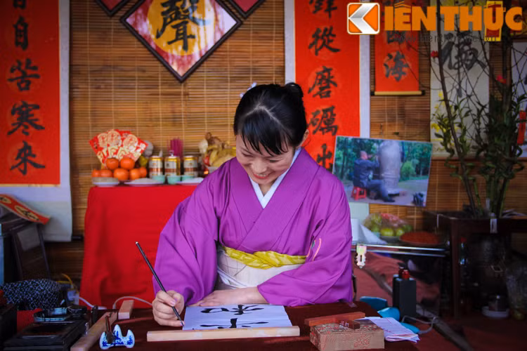 Ngoài những người Việt, rất nhiều những người bạn nước ngoài đam mê thư pháp cũng tới phố "ông đồ" để thể hiện những kỹ thuật "múa bút" điêu luyện của mình.