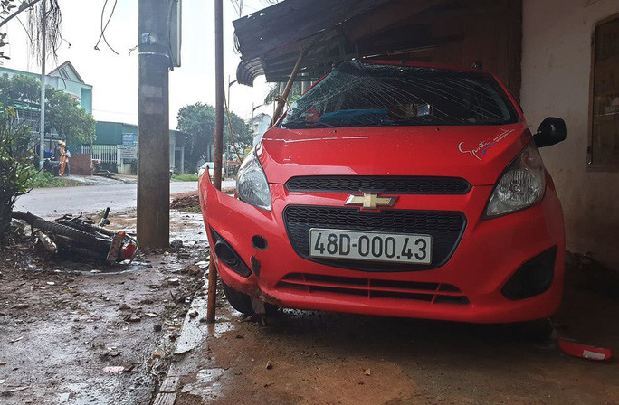 Can bo cong an lai xe tong chet nguoi sau khi uong ruou bia