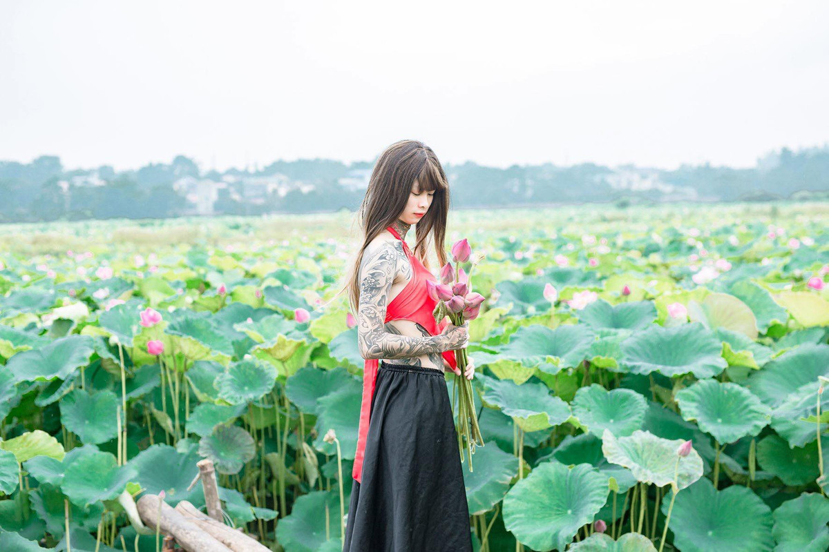 Chuyện nam sinh đội tóc giả, mặc áo yếm khoe lưng trần bên ao sen từng được nhiều người chú ý nhưng với trường hợp của Tuấn Lâm, anh chàng này còn đặc biệt hơn khi khoe cả thân mình xăm kín mít.