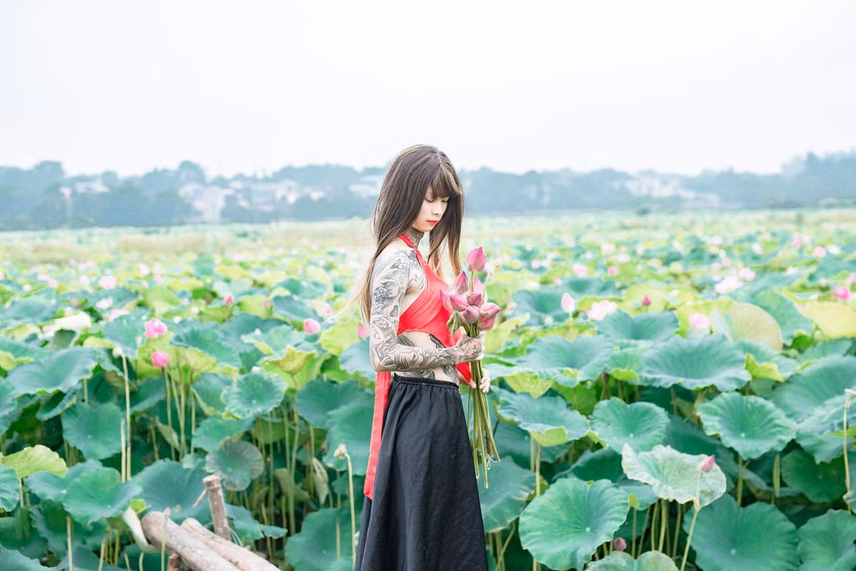 Chuyện nam sinh đội tóc giả, mặc áo yếm khoe lưng trần bên ao sen từng được nhiều người chú ý nhưng với trường hợp của Tuấn Lâm, anh chàng này còn đặc biệt hơn khi khoe cả thân mình xăm kín mít.