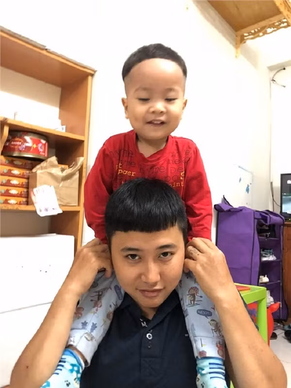 Mái tóc đáng yêu lúc trước của cô con gái giờ đã biến thành lởm chởm, nhiều tầng chả khác gì mái là nhà tranh sau màn trổ tài của "ông bố vàng trong làng cầm kéo". Cứ tưởng tạo ra 'cực phẩm' nhưng có lẽ, ông bố cùng gia đình nhóc tỳ này đành chờ thời gian cho tóc mọc lại mà thôi.