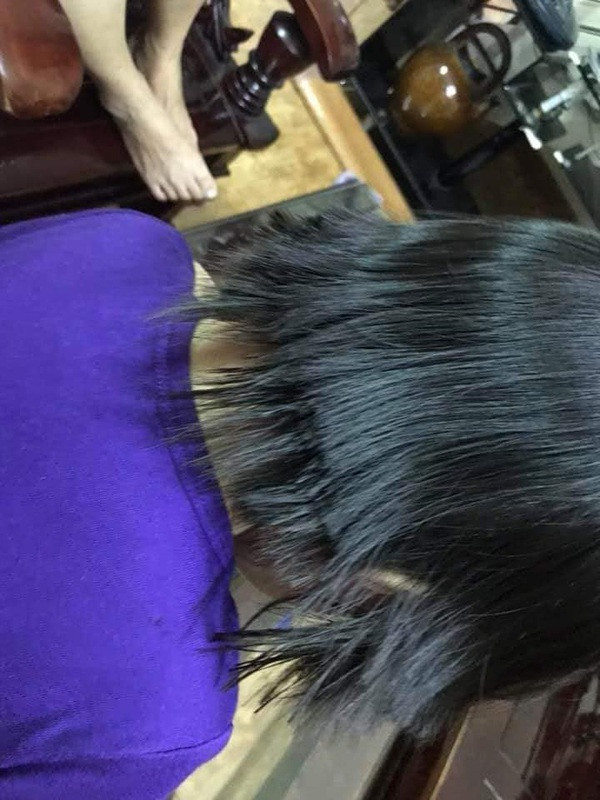 Chẳng là thấy mái tóc của cô con gái nhỏ đã chớm dài mà mùa hè nóng bức thì đã đến nên ông bố này đã nhanh chóng chuẩn bị kéo với hi vọng tạo cho con một kiểu đầu mát mẻ và ấn tượng nhất.