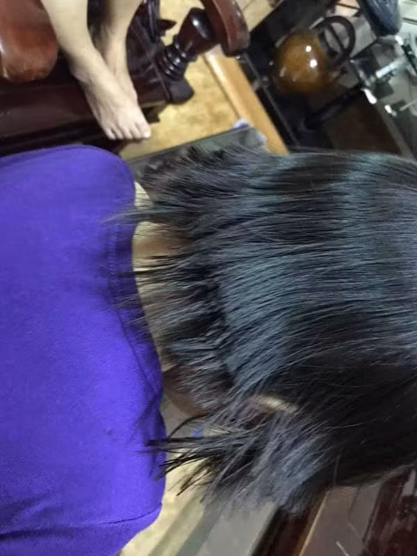 Chẳng là thấy mái tóc của cô con gái nhỏ đã chớm dài mà mùa hè nóng bức thì đã đến nên ông bố này đã nhanh chóng chuẩn bị kéo với hi vọng tạo cho con một kiểu đầu mát mẻ và ấn tượng nhất.