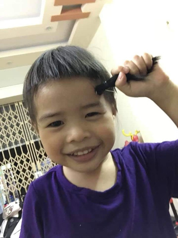 Để thực hiện được kiểu tóc "nhà tranh mái lá", ông bố đã cẩn thận buộc tóc thành hai chùm rồi nhẹ nhàng cầm kéo cắt dứt khoát, ông bố ngay lập tức đã hoàn thành xong nhiệm vụ của mình.