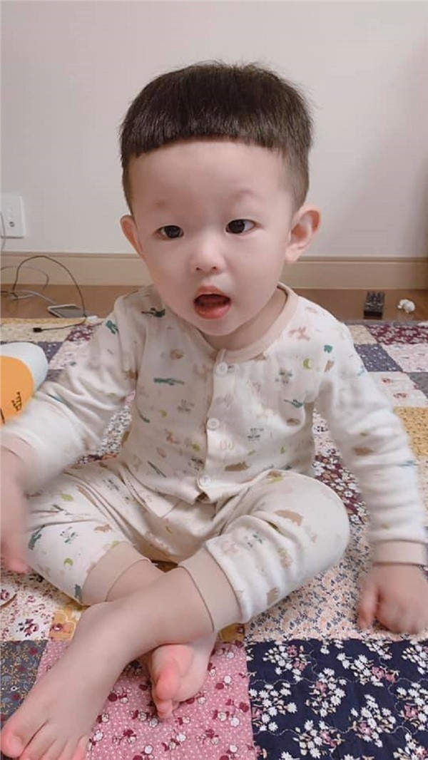 Vẫn biết các ông bố bà mẹ luôn mong muốn sáng tạo cho con mình những kiểu đầu "chất phát ngất" nhưng mà hãy khiêm tốn lại chút, nếu bạn không muốn cười vỡ bụng khi thấy những thành phẩm từ chính tay mình làm ra