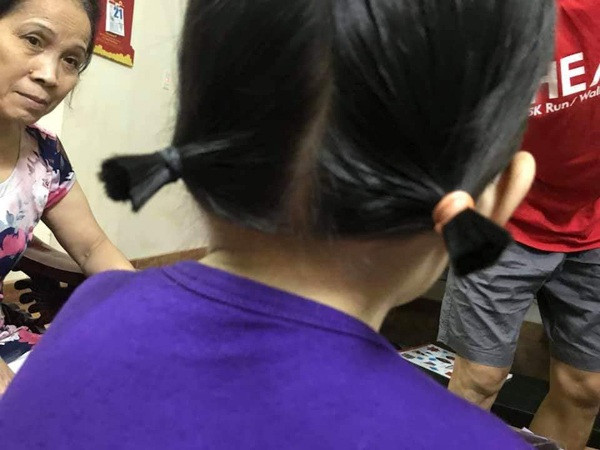 Mới đây trên MXH, 1 ông bố đã thể hiện tài năng cắt tóc của mình trên mái tóc của đứa con gái thu hút được sự chú ý của nhiều người. Đẫu chưa từng qua trường lớp nào đào tạo nhưng vẫn tự tin trổ tài cầm kéo cho cô con gái có một kiểu tóc độc đáo chỉ sau cái chớp mắt khiến nhiều người phải phì cười.