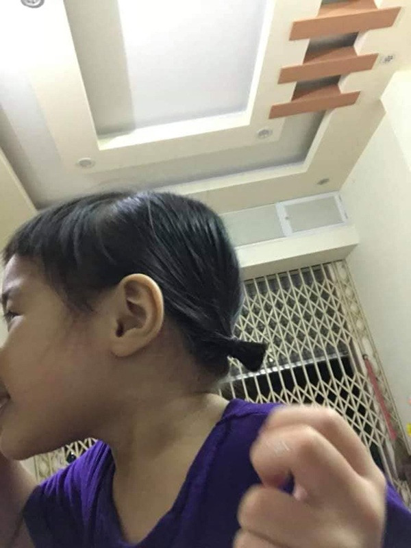 Trong chúng ta ai cũng ít nhất 1 lần được thử tài nghệ cây kéo vàng của cha mẹ hồi bé. Bởi vậy, đứa trẻ nào cũng sợ hãi với việc cắt tóc mà tóc thì chẳng có dài là bao nên cha mẹ cứ thế mà tha hồ trổ tài cầm kéo.