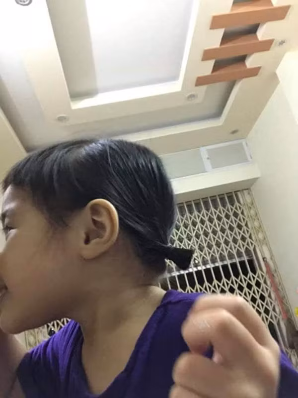 "Cười vỡ bụng" khi con gái làm chuột bạch cho ống bố làm thợ cắt tóc Trong chúng ta ai cũng ít nhất 1 lần được thử tài nghệ cây kéo vàng của cha mẹ hồi bé. Bởi vậy, đứa trẻ nào cũng sợ hãi với việc cắt tóc mà tóc thì chẳng có dài là bao nên cha mẹ cứ thế mà tha hồ trổ tài cầm kéo.