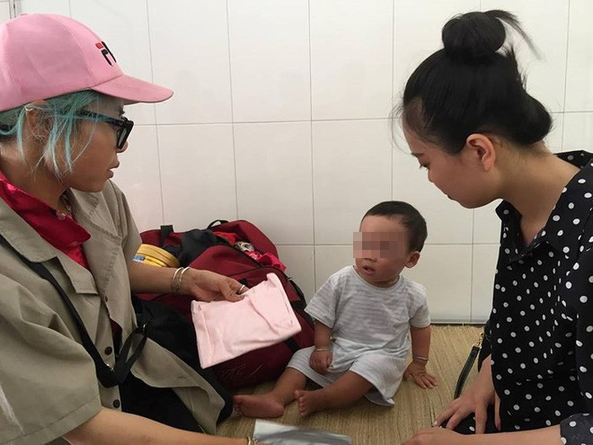 Nhưng sau đó vài ngày, tính tình của Bella thay đổi thất thường, có hôm rất hợp tác, tham gia các hoạt động cùng mọi người trong trung tâm. Có hôm tính khí nóng nảy, không hợp tác, thậm chí không đồng ý cho mọi người tiếp cận chăm sóc đứa bé mang theo.