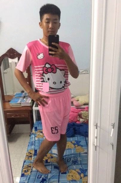 Lấy ý tưởng là chú mèo hoạt hình dễ thương Hello Kitty, các thành viên của đội bóng nam trên đã tự thiết kế chiếc áo đấu cho mình, logo trên ngực áo và ở quần đều có biểu tượng của mèo Kitty với tông màu hồng cực nữ tính.