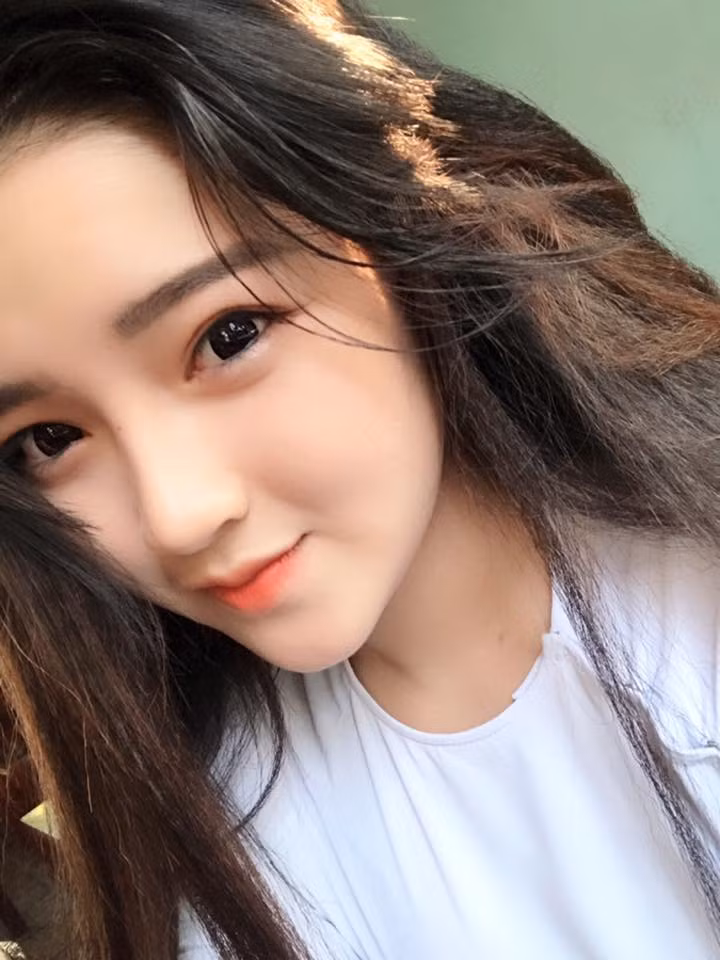 Sở hữu gương mặt trắng trẻo, dễ thương với ngũ quan tinh tế đến từng đường nét, Tú Uyên gây ấn tượng ngay lần đầu gặp mặt. Không chỉ có vậy, chính vẻ dịu dàng này cũng miêu tả thêm cho tính tình nhẹ nhàng và thùy mị của cô nàng hot girl xứ Quảng.