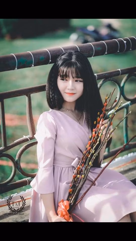 Chính bằng vẻ đẹp dễ thương, bầu bĩnh của mình, Tú Uyên nhanh chóng chinh phục dân mạng và số lượng người theo dõi trang cá nhân của cô bạn này tăng dần theo thời gian.