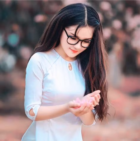 Bắt đầu nghề người mẫu ảnh khá muộn nhưng Tú Uyên lại sớm khẳng định tên tuổi của mình qua những bức ảnh nhờ nét đẹp dịu dàng và thêm vào đó cách biểu cảm sáng tạo và tinh tế.