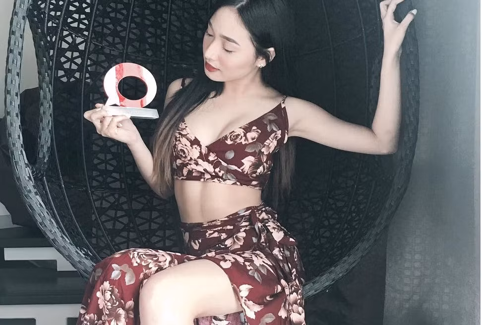 Sachzna Laparan gây ấn tượng với mọi người nhờ nụ cười rạng rỡ, tràn đầy sức sống. Gương mặt xinh đẹp của 9X cũng nhận được nhiều lời khen ngợi.