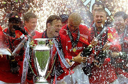 Mùa giải Ngoại hạng Anh năm 2000/2001, Man United đã lên ngôi vô địch quốc gia sớm 5 vòng đấu và đây được coi là kỷ lục của giải bóng đá cao nhất xứ sở sương mù.