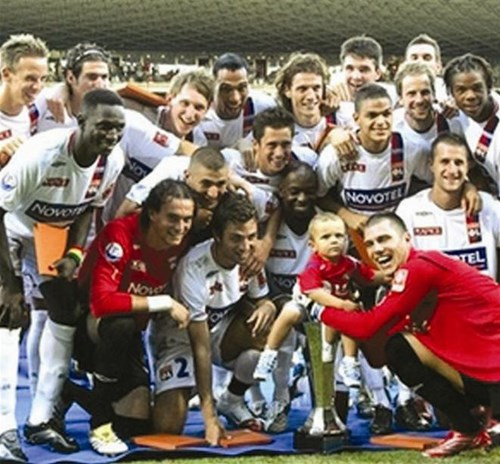 Trước khi PSG nổi lên và thống trị giải vô địch quốc gia Pháp ở 4 mùa giải gần đây thì Lyon mới chính là "ông kẹ" tại Ligue 1. 7 mùa giải liên tiếp họ thống trị Ligue 1 trong giai đoạn từ 2002/2008.