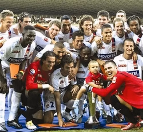 Trước khi PSG nổi lên và thống trị giải vô địch quốc gia Pháp ở 4 mùa giải gần đây thì Lyon mới chính là "ông kẹ" tại Ligue 1. 7 mùa giải liên tiếp họ thống trị Ligue 1 trong giai đoạn từ 2002/2008.