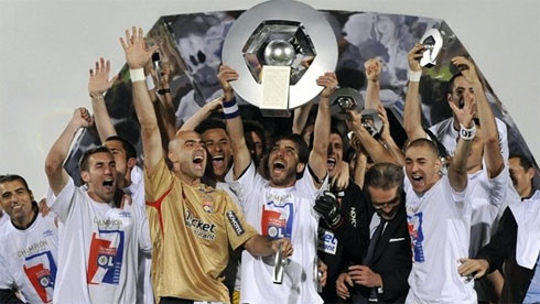 Giống như Man United và Inter Milan, Lyon cũng là đội bóng vô địch sớm 5 vòng đấu. Tại mùa giải 2006/2007, CLB này về đích sớm 5 vòng đấu với 17 điểm nhiều hơn đội xếp thứ hai Marseille. Ảnh: uefa.com.