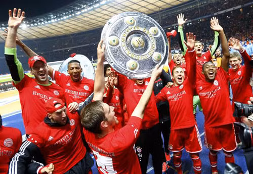 CLB với biệt danh Hùm xám đã bỏ xa đối thủ bám đuổi là Borussia Dortmund 19 điểm trên BXH Bundesliga mùa giải 2013/2014.