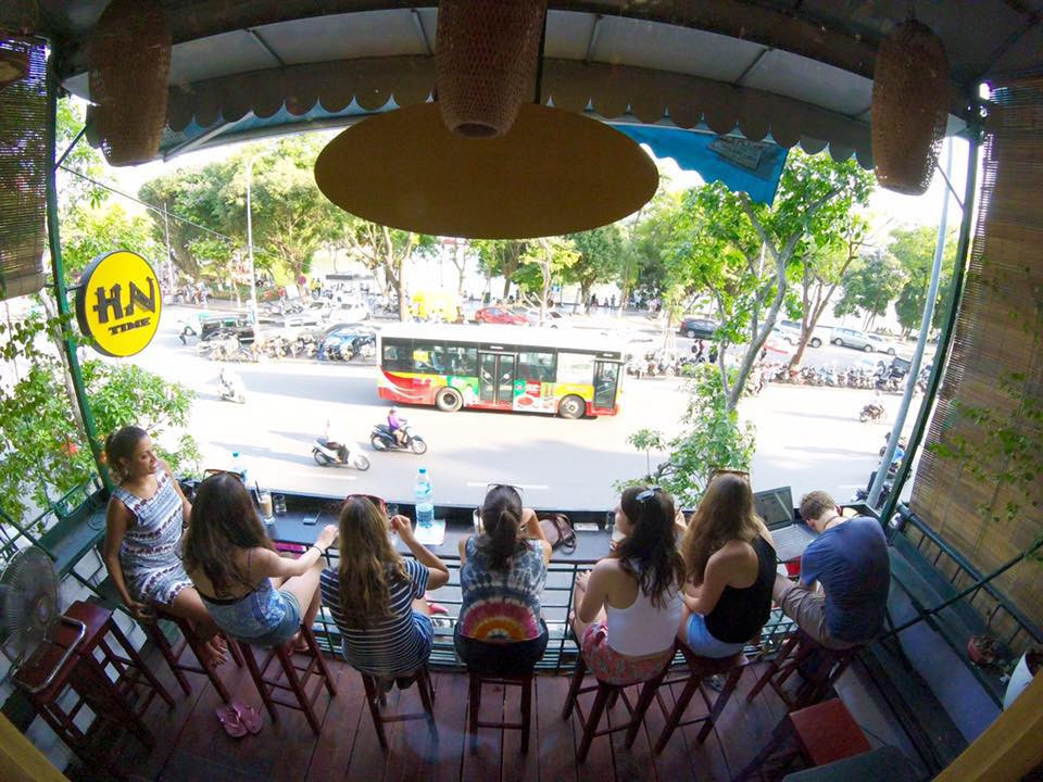 Nằm trên con phố Đinh Tiên Hoàng, quán cafe Hanoi Time nổi bật lên với tone màu vàng cam rực rỡ. Đây là một trong những quán cafe có ban công hướng thẳng ra phố đi bộ Hồ Gươm được nhiều bạn trẻ lựa chọn dịp cuối tuần.
