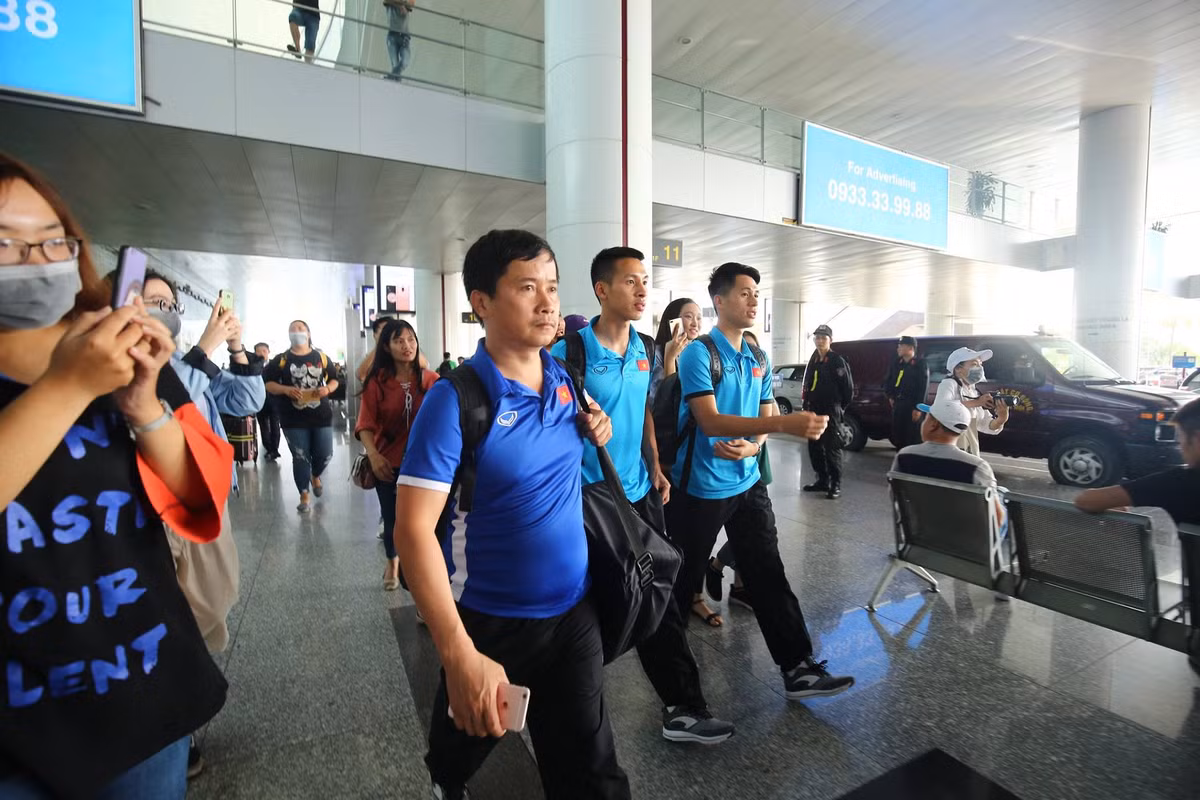 Vi sao doi tuyen Viet Nam phai bay gap sang Malaysia de da chung ket?