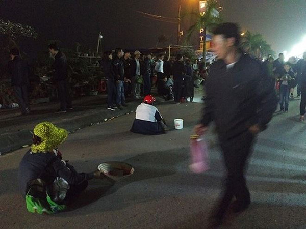 Bên cạnh sự thiếu ý thức của những du khách, thì mùa lễ hội miền Bắc cũng là cơ hội làm ăn của những "hiệp hội" ăn xin, họ từ mọi nơi đổ dồn về các điểm lễ hội để giả dạng tàn tật, mất sức lao động để đánh vào tình thương của người khác.