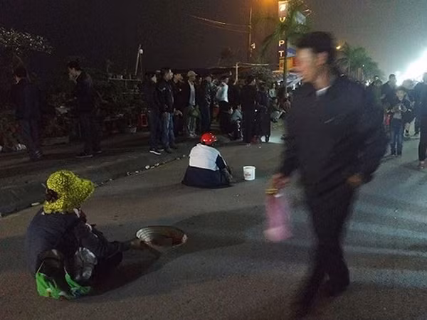 Bên cạnh sự thiếu ý thức của những du khách, thì mùa lễ hội miền Bắc cũng là cơ hội làm ăn của những "hiệp hội" ăn xin, họ từ mọi nơi đổ dồn về các điểm lễ hội để giả dạng tàn tật, mất sức lao động để đánh vào tình thương của người khác.