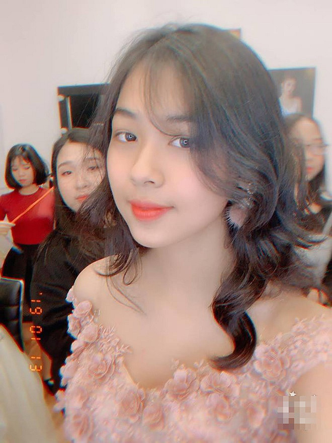 Nhưng ít ai biết rằng, cầu thủ Quế Ngọc Hải còn có cô em vợ chẳng kém người chị người về cả nhan sắc lẫn tài năng.