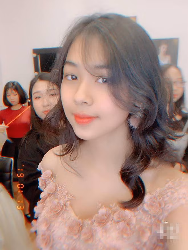 Nhưng ít ai biết rằng, cầu thủ Quế Ngọc Hải còn có cô em vợ chẳng kém người chị người về cả nhan sắc lẫn tài năng.