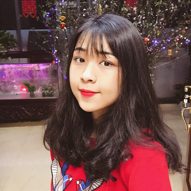 Sở hữu gương mặt ưa nhìn với những đường nét tinh tú, cô em vợ Quế Ngọc Hải được ví như bông hoa đầy hương sắc giữa rừng người đẹp của ĐH Tôn Đức Thắng - TP HCM.