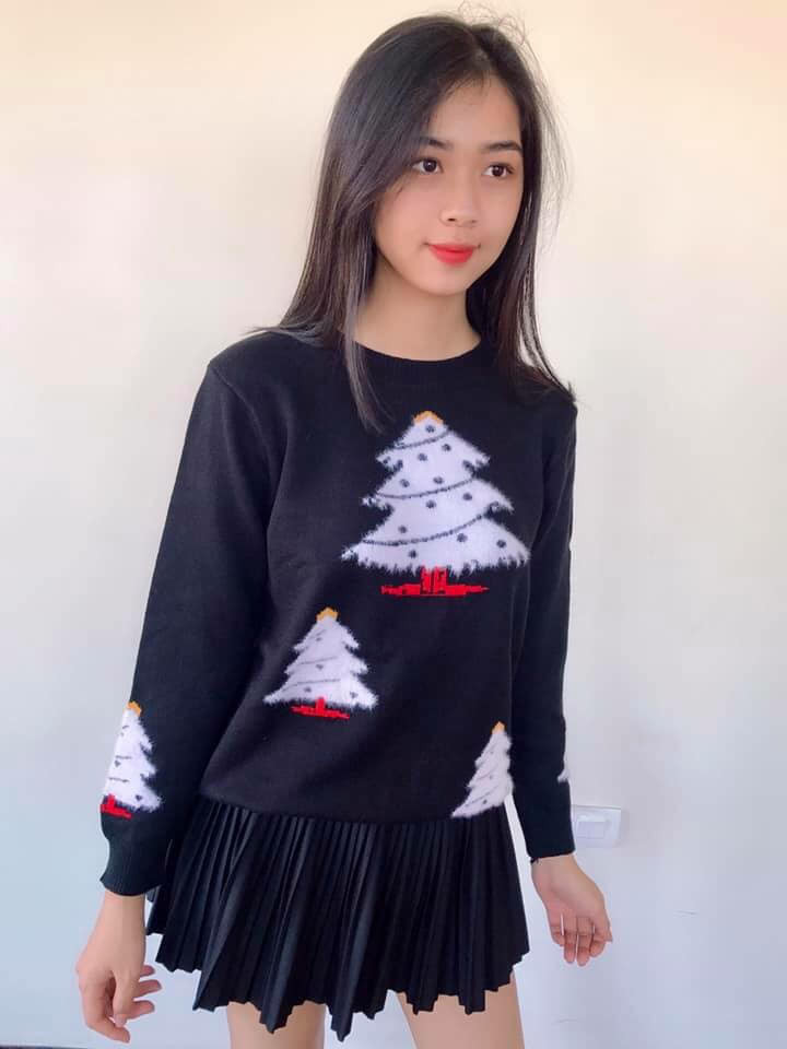 Về chuyện tình cảm, khi được hỏi có nghĩ tới việc yêu và lấy một cầu thủ, Phương Thảo đáp mọi thứ còn tùy vào chữ "duyên": "Mình cũng đang hy vọng có ai đó giúp mình thoát kiếp F.A đây".