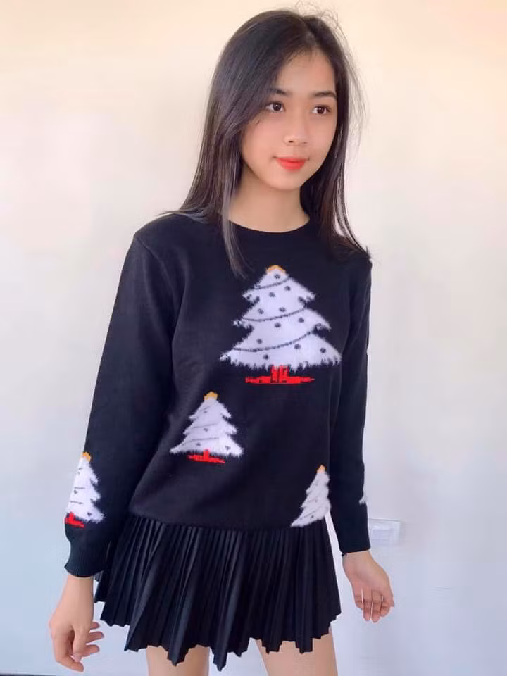 Về chuyện tình cảm, khi được hỏi có nghĩ tới việc yêu và lấy một cầu thủ, Phương Thảo đáp mọi thứ còn tùy vào chữ "duyên": "Mình cũng đang hy vọng có ai đó giúp mình thoát kiếp F.A đây".