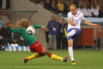 Rigobert Song là huyển thoại của bóng đá Cameroon, tiền vệ này không chỉ gây chú ý bằng mái tóc độc đáo giống bờm sử tử mà còn bằng những án phạt tại các kỳ World Cup đã tham dự.