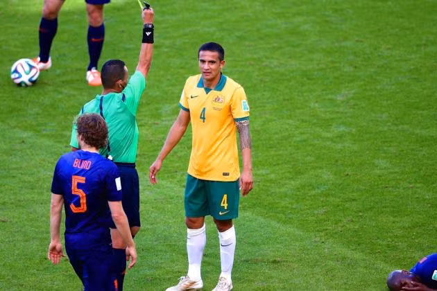 Mặc dù thi đấu ở vị trí tiền đạo nhưng Tim Cahill lại có máu "đồ tể" chẳng kém các cầu thủ thi đấu nơi hàng thủ.
