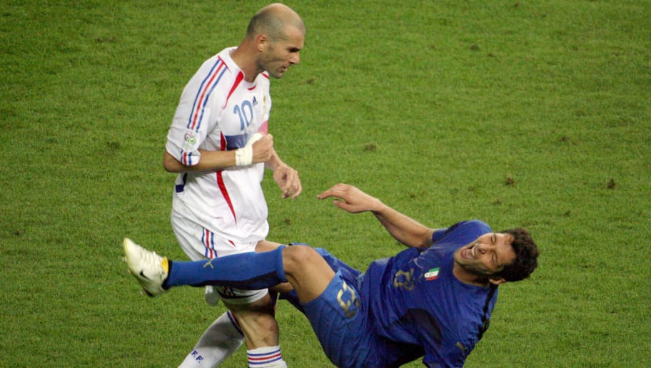 Zinedine Zidane tạo nên hình ảnh xấu khi húc thẳng đầu vào ngực của Materazzi tại World Cup 2006.