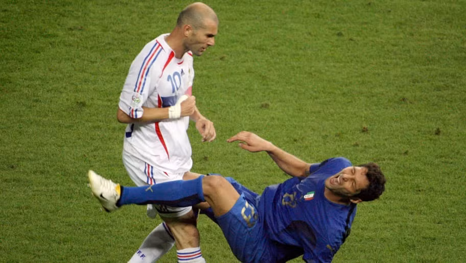 Zinedine Zidane tạo nên hình ảnh xấu khi húc thẳng đầu vào ngực của Materazzi tại World Cup 2006.