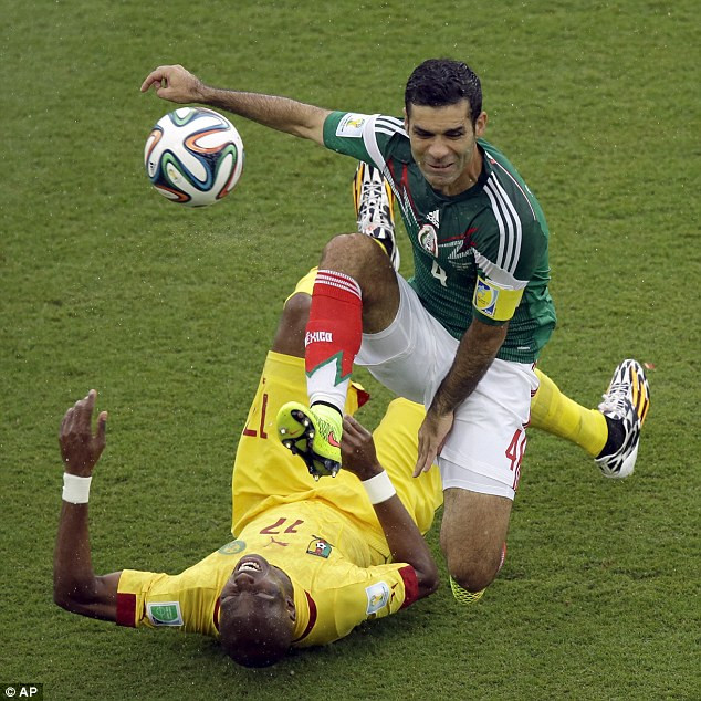 Rafael Marquez từng nhận 5 thẻ vàng và 1 thẻ đỏ qua 4 kỳ World Cup mà mình đeo băng đội trưởng và nhiều người dành cho cầu thủ người Mexico này biệt danh "đồ tể".