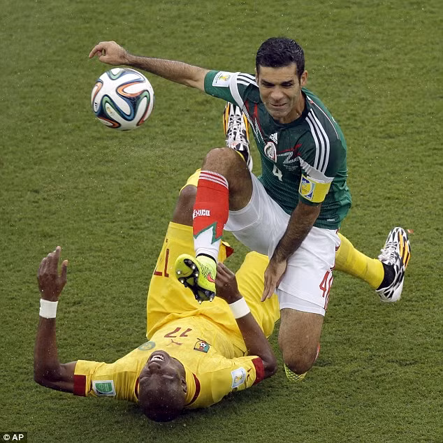Rafael Marquez từng nhận 5 thẻ vàng và 1 thẻ đỏ qua 4 kỳ World Cup mà mình đeo băng đội trưởng và nhiều người dành cho cầu thủ người Mexico này biệt danh "đồ tể".