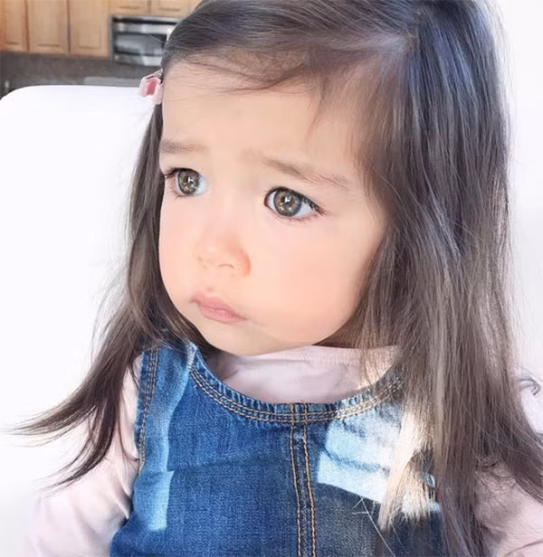 Điều khiến cô bé lai hai dòng máu Hàn - Mỹ này được chú ý đó chính là cặp mắt to tròn trong veo, long lanh chẳng khác gì tinh tú trên trời.