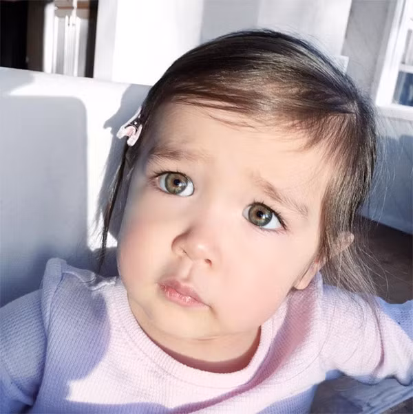 Với gương mặt xinh xắn, đáng yêu như búp bê, dù còn nhỏ tuổi nhưng thiên thần nhí mang hai dòng máu Mỹ - Hàn đã “đánh cắp trái tim” không ít cư dân mạng.