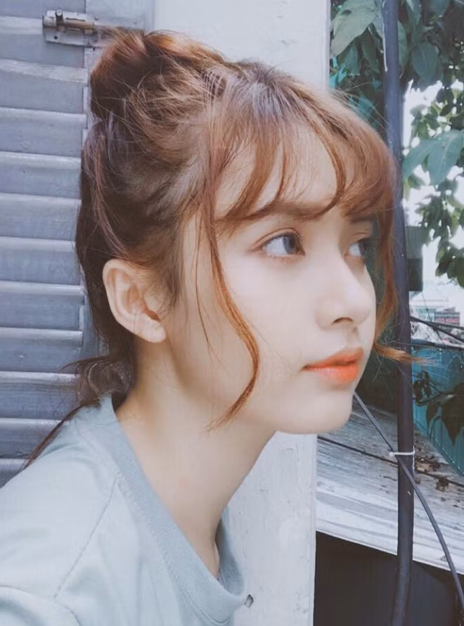 Vũ Anh Thư sinh năm 1997 và đang là sinh viên ngành Quản trị Công nghệ Truyền thông, trường Đại học Hoa Sen (TP HCM). Cuối năm 2017, là thời điểm cô bạn này oanh tạc các trang mạng xã hội nhờ những bức ảnh góc nghiêng khoe khuôn mặt đường nét cơ bản cực đẹp của mình.