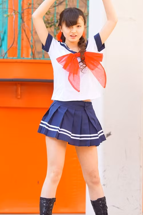 Bất chấp sự phản đối của các bậc phụ huynh, Nakamura Tina vẫn tự tin theo lỗi diễn gợi cảm.