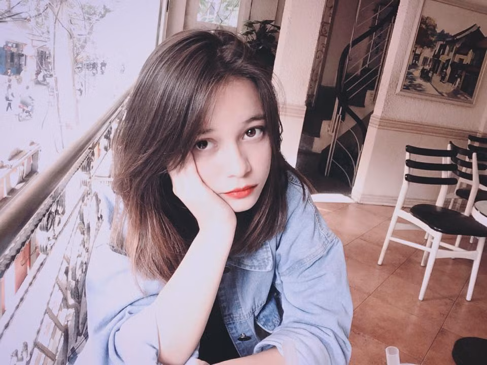 Nhờ sở hữu gương mặt lai với những đường nét lạ, làn da trắng, đôi môi luôn đỏ thắm, đôi mắt nâu tròn to dễ thương, Bagnenko Diana là cái tên vừa qua gây chú ý trên mạng xã hội.