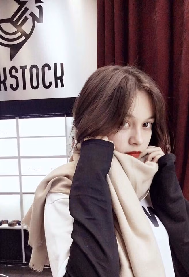 Bagnenko Diana, tên Việt Nam là Nguyễn Kim Anh sinh năm 2000, hiện đang là học sinh trường THPT Đống Đa, Hà Nội. Cô bạn này có bố là người Hà Nội, mẹ gốc Ukraina, cô bạn thừa hưởng nét đẹp pha trộn giữa hai dòng máu Việt - Ukraina thu hút.