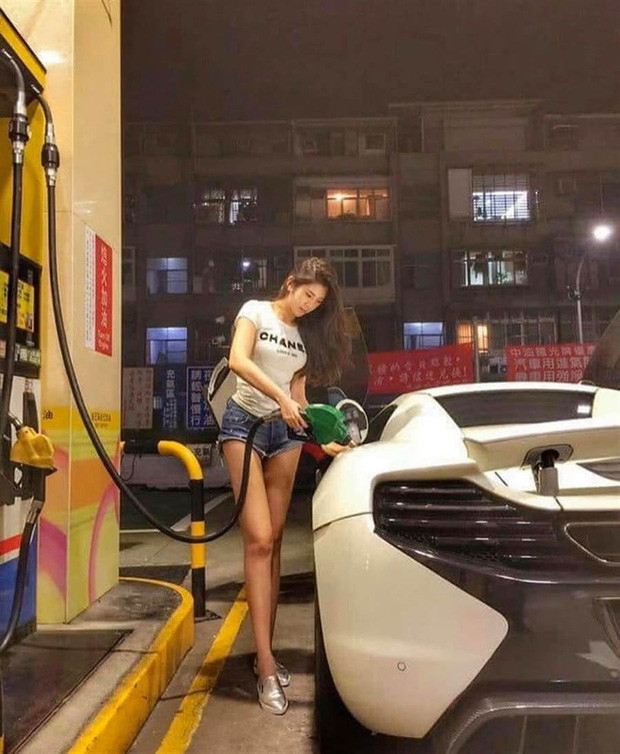 Phải thừa nhận rằng, gái xinh và siêu xe thời gian qua vô cùng thu hút sự chú ý của CĐM. Chỉ cần một chiếc siêu xe sang chảnh đi ngang qua hay một cô nàng với ngoại hình nổi bật vô tình xuất hiện, ngay lập tức sẽ trở thành tâm điểm. Và khi cả hai điều trên cùng kết hợp lại thì quả thực spotlight lại một lần nữa nổ tung.