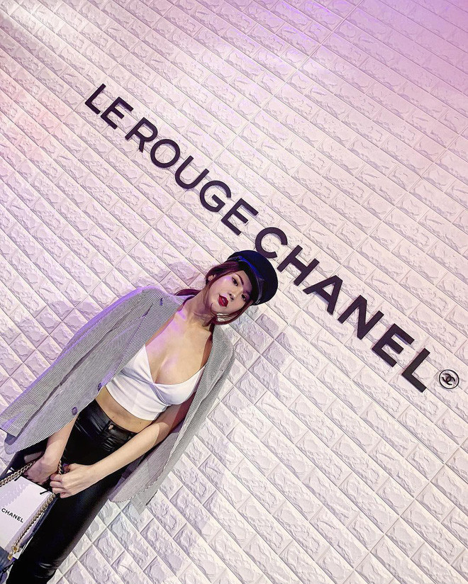 Jessie tốt nghiệp khoa Ngoại ngữ ứng dụng thuộc Đại học Châu Á. Tìm được info rồi, người ta mới phát hiện hot girl Đài Bắc cũng không phải gương mặt xa lạ gì đối với giới trẻ, bởi cô nàng là một trong những tên tuổi nổi tiếng xinh đẹp, giàu có đình đám nhất.