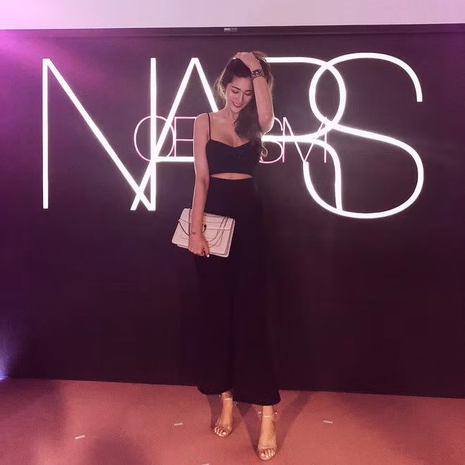 Danh tính của của cô gái đổ xăng xinh đẹp nhanh chóng được CĐM tìm ra, đó là Jessie (SN 1997), đến từ thành phố Đài Bắc (Đài Loan).