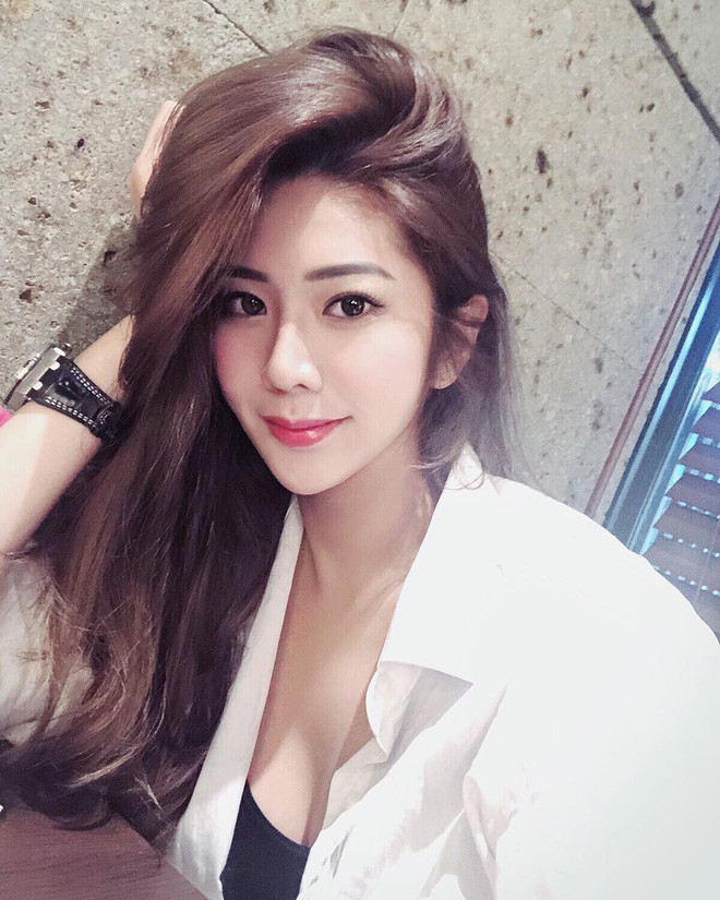 Đầu tiên phải kể đến việc cô nàng này cực kì xinh đẹp. Với mái tóc dài, gương mặt dù nhìn nghiêng vẫn cuốn hút, đặc biệt là đôi chân dài miên man, cô gái Đài Loan đã thành công biến bức ảnh chụp lén của mình trông như ảnh họa báo.