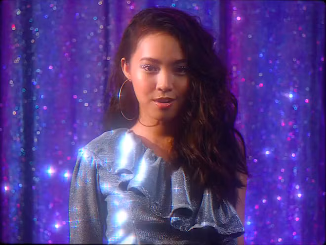 Những khung hình đẹp lung linh đậm chất năm 1 ngàn 9 trăm hồi đó, nhạc rất phiêu và giọng hát của nữ chính cũng không kém phần thu hút - tất cả làm người xem ai cũng phải gật gù thừa nhận "Yêu 1985" rất mới mẻ và độc đáo.